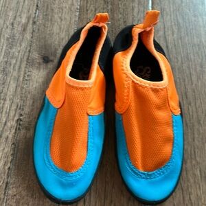 Kids water shoes EUC
